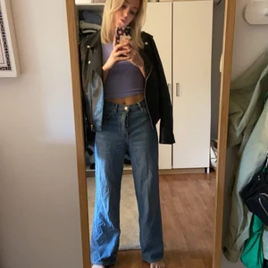Jeans - Midrise jeans ifrån bikbok i storlek S, använder ej så säljer dom, skriv vid fler bilder eller frågor🥰