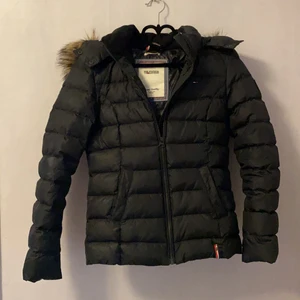Tommy Hilfiger vinterjacka  - Väldigt fin jacka från Tommy hilfiger, inga hål, fläckar eller skavanker. Avtagbar luva med fejkpäls och dragkedjefickor. Storlek S 