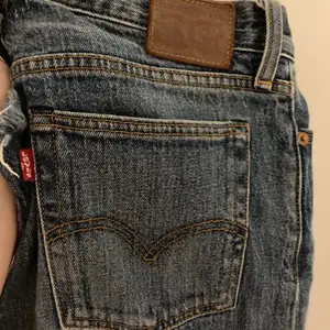 Jätte fina Levi’s jeans som tyvärr är för små på mig. Mörkblåa och är klippta längst nere så de är lite fransade. Skriv privat vid intresse av flera bilder. Pris kan diskuteras. Köparen står för frakten!