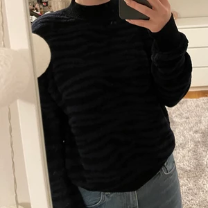 Tröja polo  - Säljer min fina stickade tröja med halv polo krage. Den är i nyskick och endast använd ett par gånger. Köparen står för frakten. Kom privat för fler bilder💗