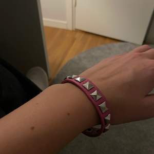 Rosa supersnyggt valentino liknande armband som inte används då jag köpt ett äkta. Jätte fint och sällan använt. Köparen står för frakt!❤️