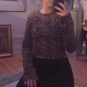 Min leopardmönstrad långärmade tröja säljs för hopp om ett nytt liv. Den är strechig och fungerar både som S och M. 