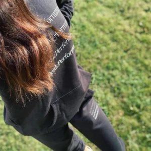 Peak performance mjukis set - Ett mjukis set från kidsbrandstore, storlek 170, passar mig som är en storlek S. Fint skick, dåligt ljus på bilderna bara