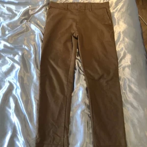 Carhartt byxor  - Säljer ett par vintage carharrt byxor!! Köpta för ett många år sen och säljer pga använda inte så mycket. Har en liten fläck som ni ser på tredje bilden, går tyvärr inte att ta bort men den syns knappt😊 Bara att ställa frågor om ni undrar något 🌸