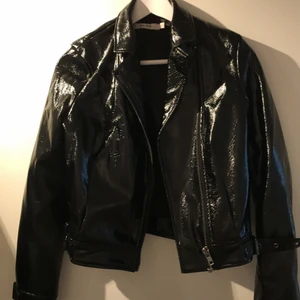 NA-KD jacka strl 34, skinnimmitation - Säljer denna då den blivit för liten på mig. Använd men i gott skick!