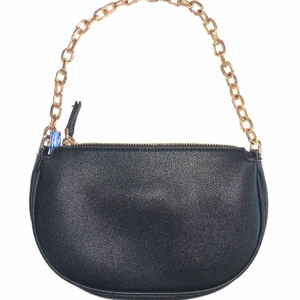 axelväska  - axelväska från mango. färgen på kedjan har gått av lite därför så lågt pris. frakt är inräknat❤️‍🔥