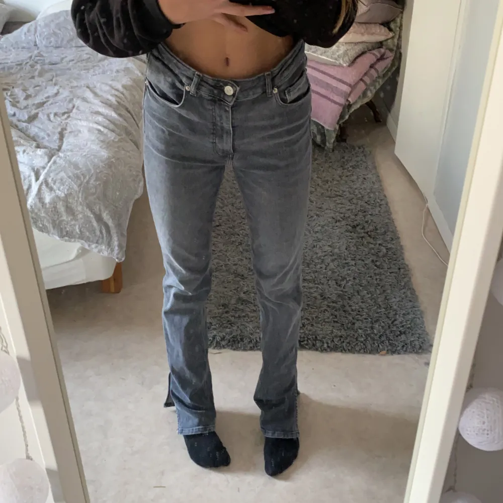 Säljer nu mina jeans från Zara i stl 36, jag köpte dom från Tise men dom var tyvärr för stora för mig, jag är 172 cm och dom nuddar i backen på mig🥰hör av er för fler frågor!. Jeans & Byxor.