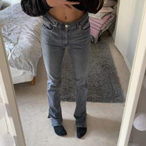 Säljer nu mina jeans från Zara i stl 36, jag köpte dom från Tise men dom var tyvärr för stora för mig, jag är 172 cm och dom nuddar i backen på mig🥰hör av er för fler frågor!