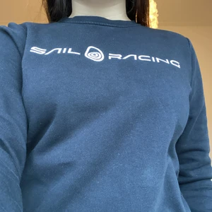 Sail Racing tröja  - Säljer nu min fina tröja pågrund av att den inte kommer till användning. Jag köpte den för 800 men säljer för 500, priset kan diskuteras. Den är knappt använda och har inga skador eller fläckar jag har använt den kanske 3/4 gånger men är som ny❤️ Nypris 700kr