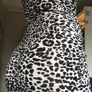 Leopardmönstrad klänning - Köpte för ca två år sedan men har bara använt en gång, ingen aning varför för jag tycker den är skitsnygg. Men antar att det inte är min stil bara… iallafall, denna klänningen är väldigt bekväm, smickrande på kroppen och snygg!