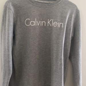 Säljer min Calvin Klein tröja i XS/S. Jätte fin tröja och helt felfri😇  köparen står för frakten📦🚚  (nypris 799) (mitt pris 145) 