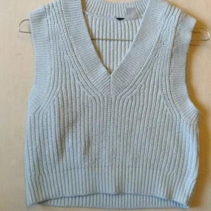 Ljus blå väst - Sjuk fin ljus blå väst😍 Helt oanvänd💕 Säljer pga att den inte kom till användning❤️