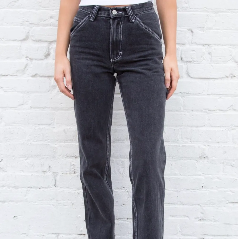 Säljer dessa svarta jeans med vita synliga sömmar från Brandy Melville🤍🤍 De är storlek small och säljer dom för de är för små för mig! 199 +frakt❤️‍🔥. Jeans & Byxor.