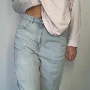 Ljusblåa jeans - Weekday jeans i modellen high waist rowe. Säljer dem på grund av fel storlek när jag köptde dem fick inte chansen att returnera dem. Därför vill jag sälja av mig dem så de kommer till användning🤍 sidan sa att storleken var 34 vilket de definitivt inte var. Skulle mer säga upp mot 42-44 L/XL jeans (vilket ni kan se hur byxorna sitter på min). Aldrig använda, bara testade