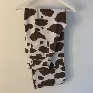 Cowprint jeans - Brun/vit cowprint jeans från shein säljs på grund av för korta i benen för mig som är lång. Skulle säga att den passar 178 nedåt för de som vill att de kommer över ankeln. Kedjan och knappen är inte topp noche men de funkar att ha på sig.🤎🤍