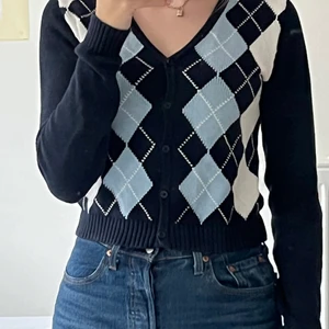 Brandy Melville Elizabeth Sweater - in very good condition, barely worn 💙 