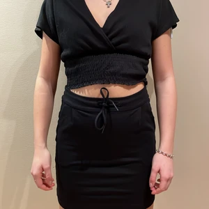 Svart set - Svart sets, kjol och topp. V-ringad topp med stretchigt material. Kjolen är stretch och matchar med allt 