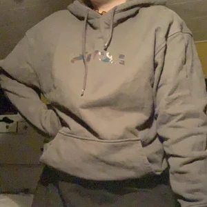 Levis hoodie - Säljer min brors levis hoodie som har blivit för liten, herr modell relaxed men funkar bra till alla. Den är köpt för ca 1 år sen i Göteborg. Jättefint skick. Nypris är 600kr. Frakt på 72 kr ingår i priset