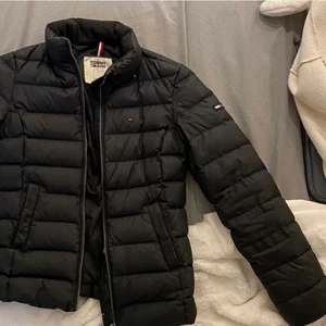 Dunjacka - Säljer min dunjacka från Tommy Hilfiger💛 nypris ligger runt 2000 kr! Jackan är iprincip i nyskick! Om du har några frågor är det bara att skriva😌😌