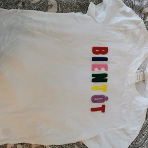 T-shirt - Oanvänd t-shirt. Stl. 42 men passar nog M