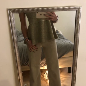 Beiga jeans  - Beiga jeans från Zara med hög midja och raka ben. Ganska stretchiga och väldigt sköna. Jag har klippt dom själv nedtill. Dom har en ljus fläck på ena benet (kan gå bort i tvätten), kan skicka tydligare bild om nån är intresserad. Byxorna passar mig nu o jag har oftast 36.💕