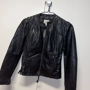 Skinnjacka! - Säljer en fin skinnjacka i storlek 36 från Objekt. Skicket är som ny.Ej äkta skinn!