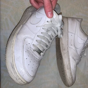  Vita Nike Air Force 1 Strl 43 - Säljer mina dojjor! Storlek 43 som på bilden. Har lådan kvar, Andvända flitigt men varsamt har säkert nåra år till kvar! Tveka inte på att höra av dig om du har nåra frågor