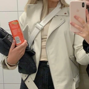 Creme vit Skinnjacka  - En Creme Vit suuuupersnygg skinnjacka!! Storlek 38💗💗💗💗