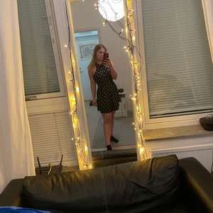 Hollister Dress Size S - Pineapple patterned dress, bought it from Hollister in the US. Bought it in 2017 yet it’s fabric keeps it in good condition. Hugs the waist in the best ways and looks good at garden parties or summer.