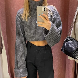 Stickad tröja - Jättefin stickad polo tröja från Gina! Den är använd fåtal gånger så den är i jättebra skick! Frakten ingår inte i priset (66kr spårbar). Hör av er vid frågor!🤍