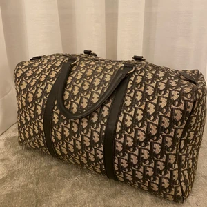 Dior väska - INTRESSEKOLL! På denna fina dior väskan:) säljer vid bra bud! Skriv om ni vill ha fler bilder eller vill ställa nån fråga. 