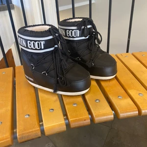 Moon boots low - (ÅTERPUBLICERAR)dessa moonboots i storlek 35-38 använda 5 gånger o köotes för 7 dagar sedan. Inga som helst tecken på användning, nypris var 1 345. Kontakta gärna om ni är intresserade. De är väldigt varma och vet inte om jag vill sälja de för älskar de väldigt mycket och är super nöjd.😍🥰💕💞💝💖köparen står för frakt!💕Priset kan diskuteras😊💛☀️🎄SÄLJER DIREKT FÖR 1300 ink frakt❤️