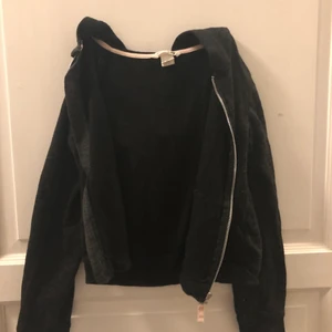 Svart kofta - Använd några få gånger. I fint skick. Storlek: 146/152 Säljer för 30kr Frakt: 48kr     Vid frågor är det bara att skicka ett meddelande✨