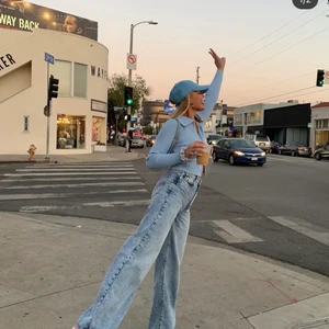 Idun Wide jeans  - Trendiga jeans från Gina tricot. Då jag inte hittar dem på hemsidan tror jag dem är helt slutsålda. Säljer pga att storleken inte passar mig så endast använda ett fåtal gånger. (Köparen står för frakten)🥰 För fler bilder eller frågor om plagget är det bara att skriva💕