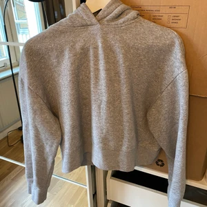 Grå hoddie - En grå hoddie från Zara som är kortare i modellen. Slutar precis nedanför min navel och jag är 1,64. 