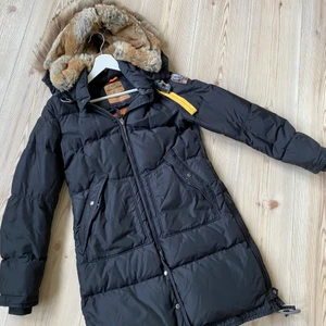 Parajumpers jacka  - Svart Parajumpers jacka i storlek S - har insett att den aldrig kommer passa mig igen. Mycket fint skick som ni ser på bilderna och givetvis äkta. 
