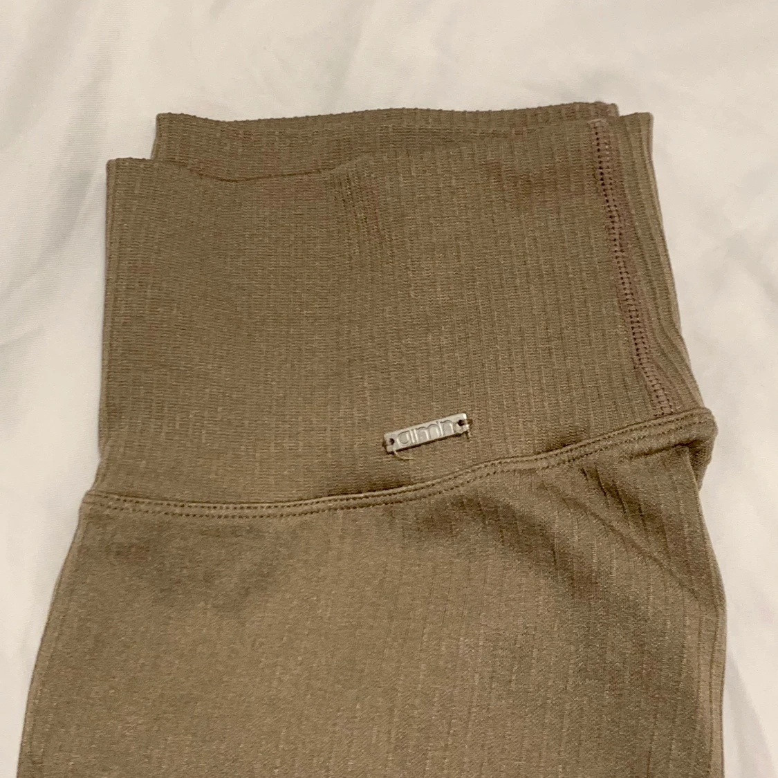Beiga träningsbyxor- aimn strl M - 90
