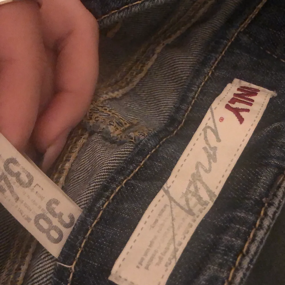 Domma jeans är rena drömmen älskade dom när jag köpte dom men tyvärr kom dom aldrig till användning. Byxorna är från märket only och är vintage. Storleken är oklar då det står 38 och 34 men dom är lite stora på mig som är en 32-34 så skulle säga mellan 36 o 38. Köparen står alltid för frakten, köp direkt för 300kr+frakt.. Jeans & Byxor.