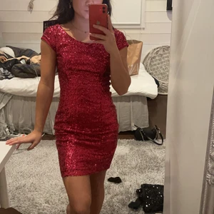 Paljettklänning  - Så fin röd paljettklänning i storlek 34/xs från Nelly. Prislappen på, aldrig använd!
