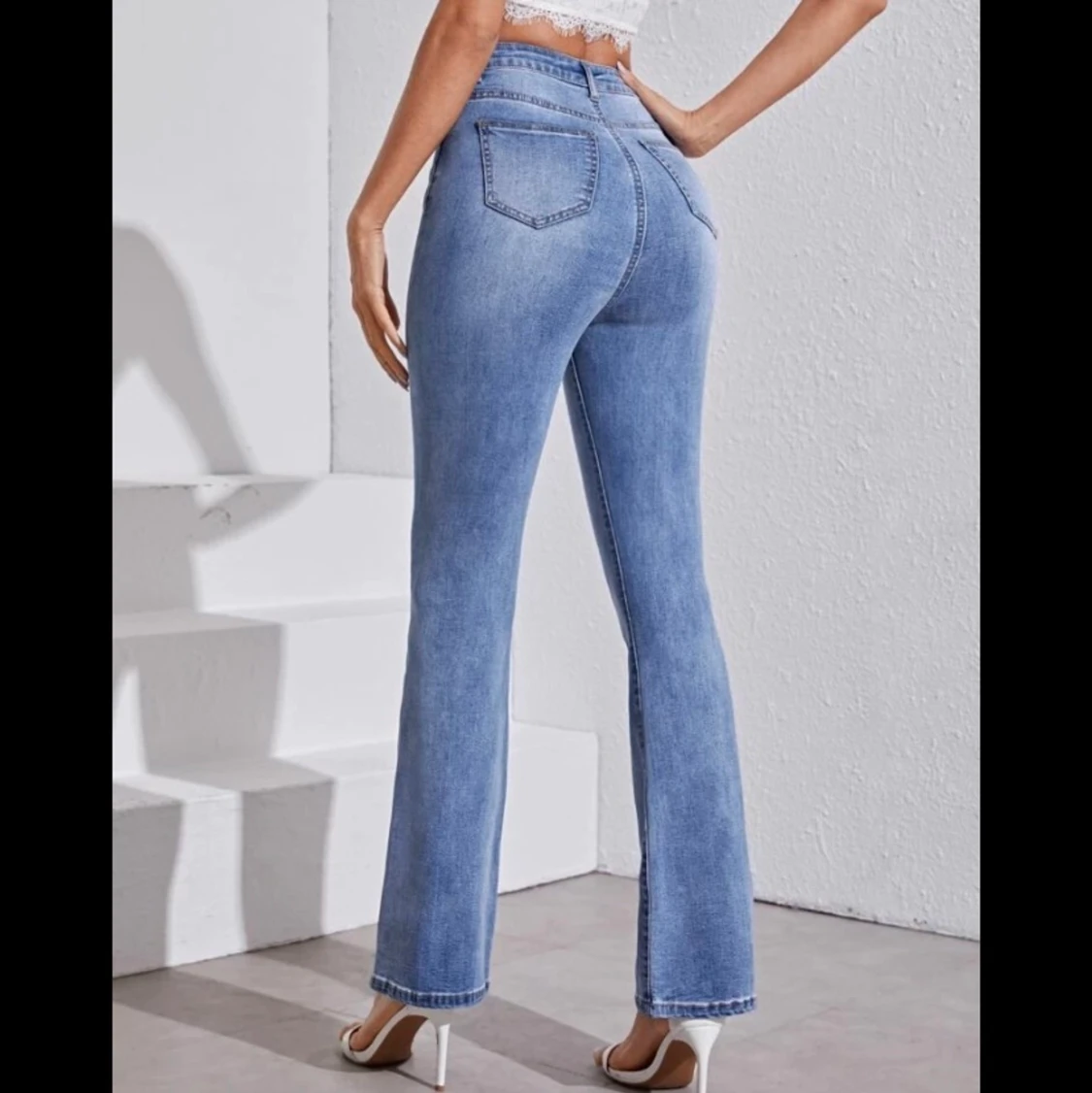 ljusblåa utsvängda jeans  - 90