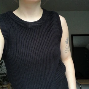 Svart Stickad väst topp - Knappt använd! Från monki, strlk S