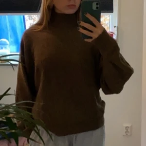 Stickad tröja - Brun tröja från H&M som inte används. Jätteskön och varm nu till hösten och vintern. Passar bra med svarta jeans. Är lite oversized på mig som är en xs/s.