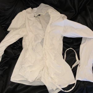 3 för 100 - 3 för 1! Tre lyxiga blusar, volanger, härligt material, snöre och inbyggt korsett! helt oanvända, passar till fest, möte, romantisk dejt eller vardags, ger en lyxig feeling. Lätta, matchar till mycket och passar män och kvinnor! 