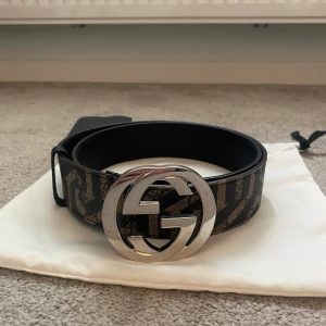 Gucci skärp limited edition - Dags att sälja mitt Gucci skärp som köptes i Guccis butik i Orlando, USA. Mönstret är unikt då det är en limited edition variant som endast såldes i USA! Skicket är bra, 8/10. Skärpet kommer med kvitto, påse och dustbag. 