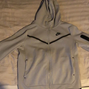 Nike tech fleece - Nike tech fleece. Den är köpt från Nike för cirka ett år sedan och den är för liten på mig nu. Har använt den ett fåtal gånger. Köparen står för frakten men kan även mötas i Norrköping.
