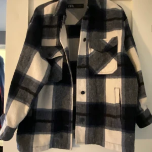 Rutig skjortjacka | ZARA - En rutig skjortacka i storlek M. Använd fåtal gånger. 