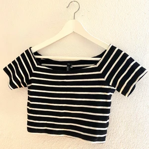 Off-Shoulder Top  - Randig of-shoulder top. 