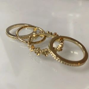 4 guld ringar - fyra stycken guld ringar från glitter! (inte äkta guld) alla för 25kr för alla ❤️❤️ köpta för 100kr