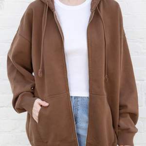 brun brandy melville hoodie regular size. passar xs - s- m. köpare står för frakt (spårbar eller vanlig) använd 3 ggr. 