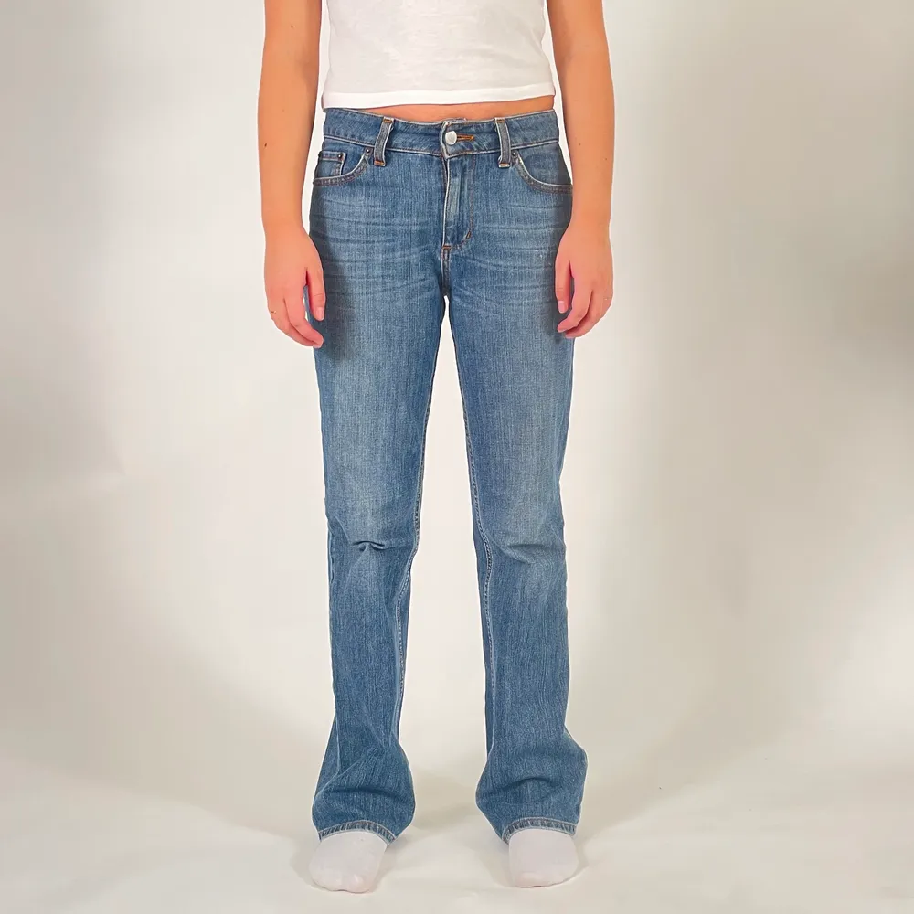 Fina blåa midwaist jeans i storlek S. Modellen är 165 cm lång, frakt tillkommer på 66kr💳🛬. Jeans & Byxor.